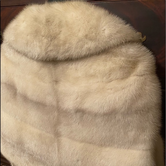 MINK: Authentic  Mink Cape - Picture 5 of 16
